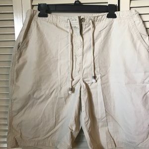Khaki shorts with button and drawstring.